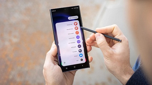 Điện thoại không chỉ là thiết bị nghe gọi mà còn tích hợp nhiều tiện ích nên ngày càng được sử dụng rộng rãi. Vật dụng này góp phần nâng cao chất lượng cuộc sống, song có những thời điểm không nên dùng điện thoại, bất chấp sử dụng có thể gây hại sức khỏe. (Ảnh minh họa)