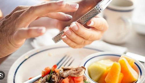 Cụ thể, điện thoại sử dụng trong nhiều môi trường nên rất dễ bám bụi và vi khuẩn. Vừa ăn vừa dùng điện thoại tạo điều kiện cho vi khuẩn lây lan sang thức ăn gây bệnh. Thói quen này cũng ảnh hưởng xấu đến khả năng tiêu hóa.