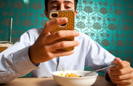 Ăn uống trong lúc xem điện thoại làm mờ nhạt các tín hiệu từ não truyền đến dạ dày, khiến dạ dày không tiết đủ dịch vị và men tiêu hóa nên thức ăn không được tiêu hóa kỹ. Theo thời gian, người dùng có thể đối diện tình trạng rối loạn tiêu hóa.