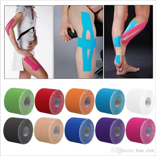 Sử dụng băng dán Kinesio. Kinesio Tape (băng dán cơ) là loại băng dán thể thao. Phương pháp băng dán Kinesio được tin có thể giảm đau, loại bỏ co thắt cơ. Nó được các beauty bloggers cho là phương pháp trị liệu tự nhiên, không dùng thuốc hay hóa chất nên rất an toàn.