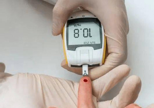 Kiểm tra thường xuyên. Người có nguy cơ mắc bệnh cần tăng cường theo dõi lượng đường trong máu thường xuyên. Trong khi đó, bệnh nhân cần kiên trì dùng thuốc làm tăng độ nhạy insulin như metformin và rosiglitazone để trì hoãn bệnh tiến triển xấu, gây biến chứng.