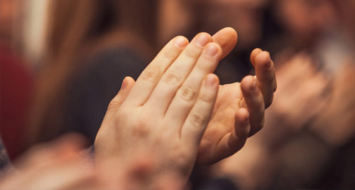 Ngoài tập luyện đúng cách, vỗ tay là phương pháp bảo vệ sức khỏe, có thể bổ sung năng lượng dương. Làm được điều này bởi bàn tay là căn cứ của năng lượng dương. Bàn tay có 39 huyệt đạo. Vỗ tay có thể làm rung chuyển năng lượng dương và thúc đẩy sự chuyển động của khí khắp cơ thể.