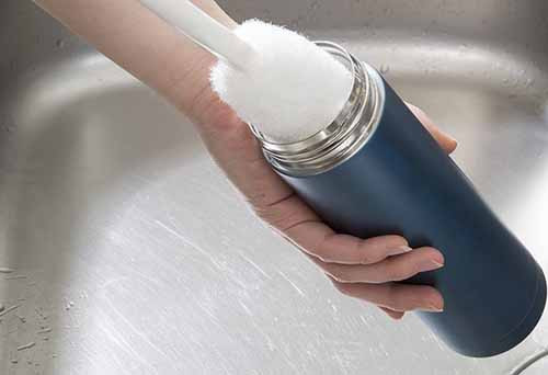 Để đảm bảo sức khỏe, chúng ta cần vệ sinh sạch sẽ, phơi khô sau mỗi lần sử dụng. Khi rửa, chú ý súc rửa thật kỹ vị trí ruột, nắp bình theo thứ tự ruột trước, nắp sau. Bạn có thể cho lượng nhỏ muối vào bình, lắc với nước ấm rồi ngâm trong 5-10 phút. Khi vệ sinh nắp, phụ huynh dùng kem, bàn chải đánh răng cọ các khe hở. Tiếp tục rửa lại toàn bộ bên trong và bên ngoài bình bằng nước sạch một lần nữa. Không đậy nắp ngay sau khi rửa.