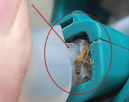 Bên cạnh chất liệu, phụ huynh cần chú ý khâu vệ sinh bình giữ nhiệt. Nhiều trường hợp mua cho con bình đựng nước đắt tiền, đạt chuẩn song lại không chú ý khâu vệ sinh. Chất bẩn tích tụ lâu ngày uy hiếp sức khỏe trẻ.