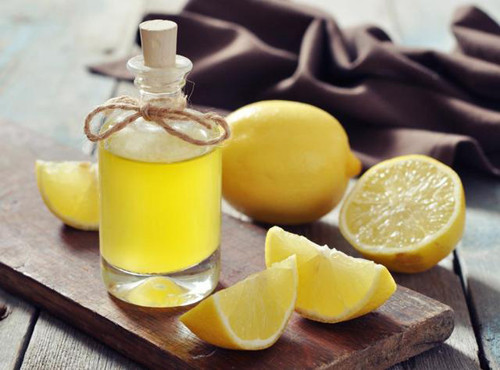 Ngoài việc tìm mua bình giữ nhiệt của những cơ sở uy tín, bạn có thể dùng chanh để kiểm tra xem bình giữ nhiệt có đạt tiêu chuẩn hay không. Cụ thể, bạn nhỏ nước cốt chanh lên thành trong của bình. Sau vài phút lau sạch nước chanh, kiểm tra xem có để lại dấu vết gì không. Nếu có, bình giữ nhiệt đó có chất lượng đáng ngờ.