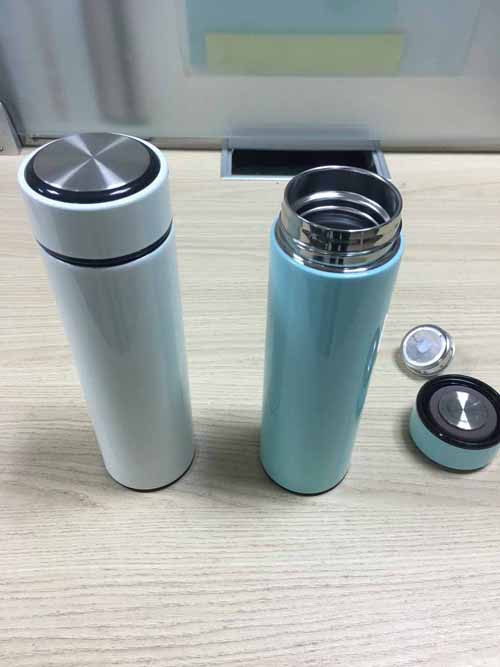 Một chuyên gia từng tiến hành thí nghiệm bằng cách mua ngẫu nhiên một bình giữ nhiệt và pha trà trong đó. Sau ba ngày, lòng bình hình thành lớp rỉ sét. Lấy mẫu nước trong bình kiểm tra. Kết quả cho thấy kim loại nặng trong bình vượt tiêu chuẩn nghiêm trọng. Uống loại nước này lâu ngày không giúp ích sức khỏe, ngược lại còn làm tăng nguy cơ mắc ung thư.