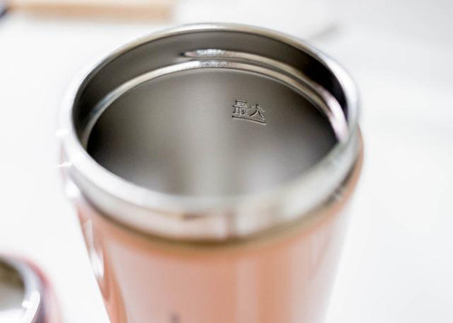 Nhiều phụ huynh cẩn thận chuẩn bị nước đựng trong bình giữ nhiệt để trẻ mang đến trường. Nước đựng trong loại bình này có ưu điểm là giữ ấm hoặc giữ lạnh hiệu quả, không rò rỉ nên rất tiện mang theo. (Ảnh minh họa)