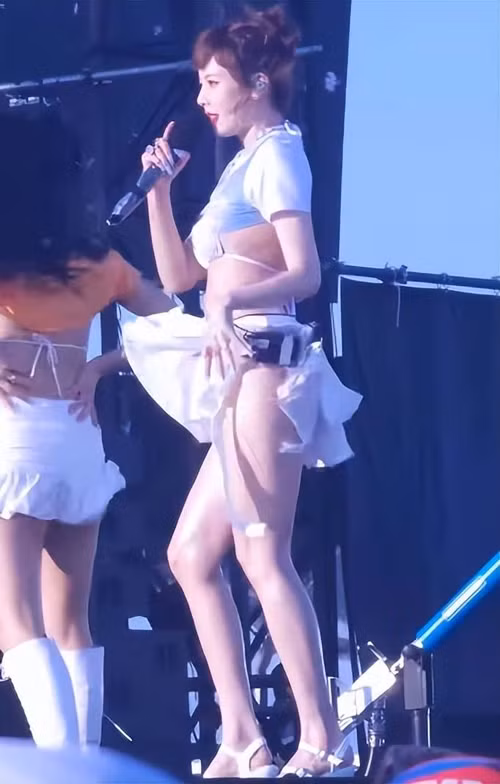 Không chỉ siêu ngắn, chiếc váy của HyunA khiến người nhìn “nóng mắt” hơn bởi thiết kế đặc biệt. Thay vì may kín, đây là chiếc váy mảnh, liên kết với nhau bằng phần đai buộc.