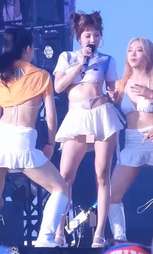 Gần đây, HyunA tiếp tục bị phàn nàn về việc ăn mặc phản cảm. Trên sân khấu Nagoya Water Bomb, Kim HyunA mặc váy ngắn màu trắng siêu ngắn. Phần thân trên, cô diện áo phông độ dài chỉ chừng gang tay, không thể che chắn áo ngực.