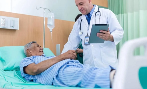 9. Người trung niên và người già. Người trung niên và người già đều ở giai đoạn mà các chức năng cơ thể dần suy giảm, trong đó có thận. Thật vậy, cấu trúc và chức năng thận sẽ thoái hóa dần theo tuổi tác, dẫn đến khả năng điều hòa nước, điện giải, cân bằng axit-bazo của thận giảm sút. Khả năng điều tiết của thận suy giảm khiến độc tố tích tụ, tăng nguy cơ suy thận.