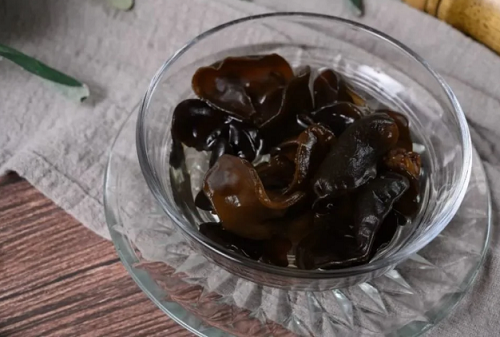 3. Nấm ngâm lâu. Nấm giàu vitamin B, D, protein và các khoáng chất tốt cho sức khỏe. Ăn nấm góp phần nâng cao hệ miễn dịch, giải độc, bảo vệ tế bào gan, hạ đường máu, chống phóng xạ, chống lão hóa và giảm nguy cơ mắc các bệnh tim mạch. Vậy nhưng, nấm ngâm lâu lại không có lợi.