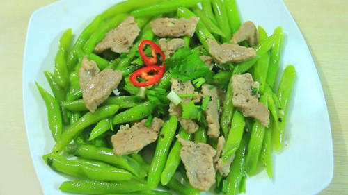 Được biết, đậu sống chứa hemagglutinin và saponin. Hemagglutinin còn được gọi là legumin và lectin thực vật, kích thích mạnh đường tiêu hóa, phá hủy niêm mạc đường tiêu hóa, gây viêm dạ dày ruột. Trong khi đó, saponin có thể kích thích niêm mạc đường tiêu hóa, gây ra phản ứng viêm với các triệu chứng như buồn nôn, nôn, đau bụng, tiêu chảy,...