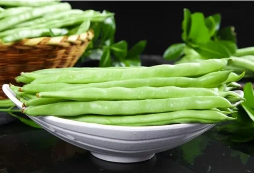 2. Đậu chưa nấu chín. Đậu chứa nhiều vitamin, khoáng chất, ít calo và chất béo, không chứa cholesterol,... Tuy nhiên, nhiều trường hợp ngộ độc đậu chưa nấu chín được ghi nhận, đặc biệt ở các bếp ăn tập thể.