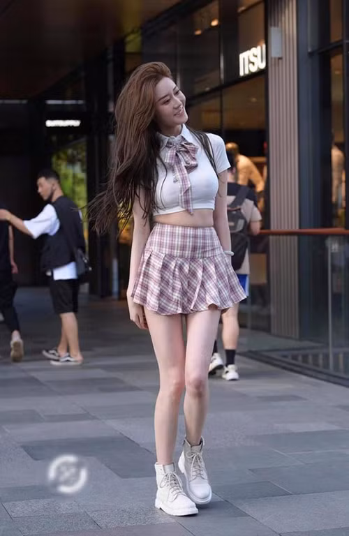 Mặc dù đạt được mục đích thu hút sự chú ý song hầu hết ý kiến cho rằng lạm dụng trang phục vốn gắn liền với học sinh là không nên.