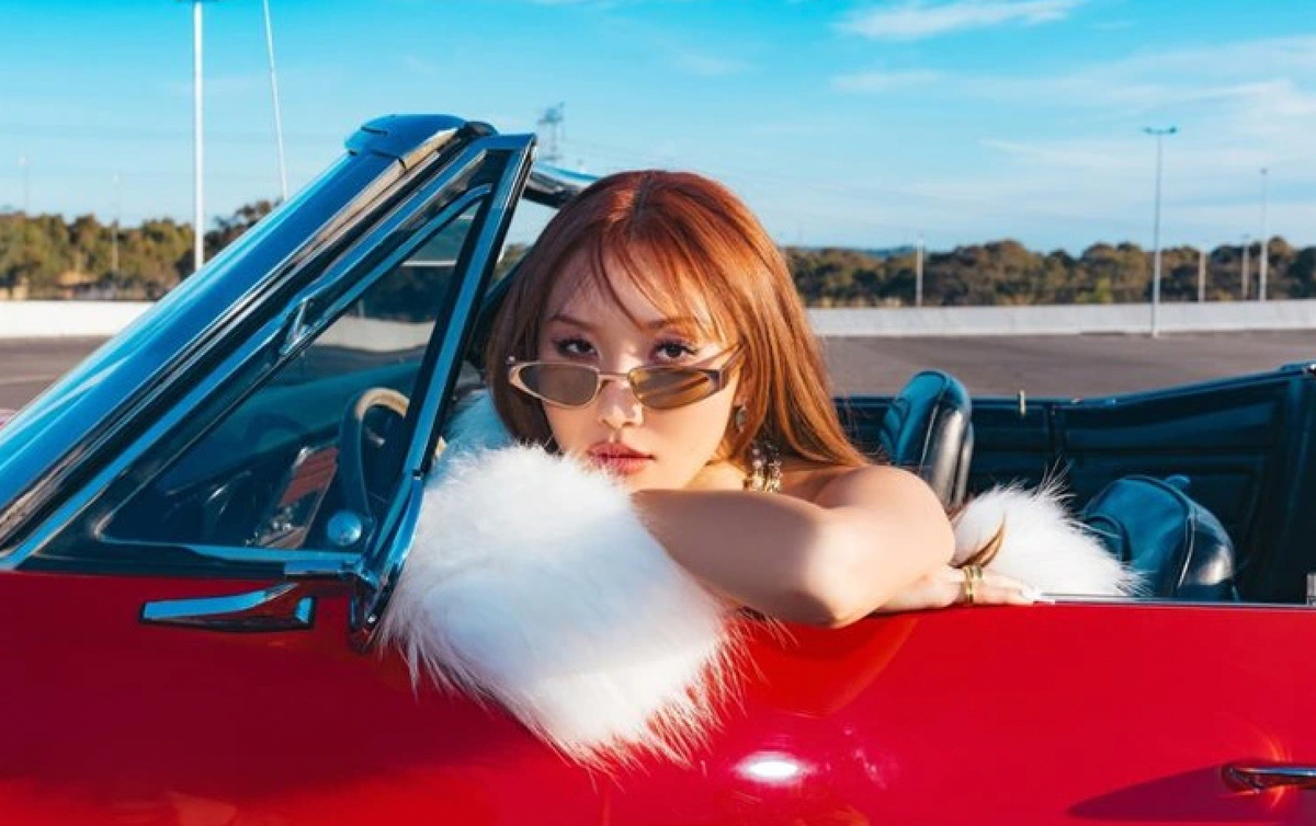 Đồng phục được xem là cách quảng bá, truyền thông hình ảnh của ngôi trường giảng dạy một cách thân thiện. Đồng phục còn mang lại giá trị tinh thần, giảm tình trạng phân biệt giàu nghèo. Từ đó, học sinh trở nên hòa đồng, tạo tính đồng đội, đoàn kết cao hơn. Với ý nghĩa trên, những hành động cố tình sexy hóa đồng phục học sinh đều vấp phải sự phản ứng gay gắt.