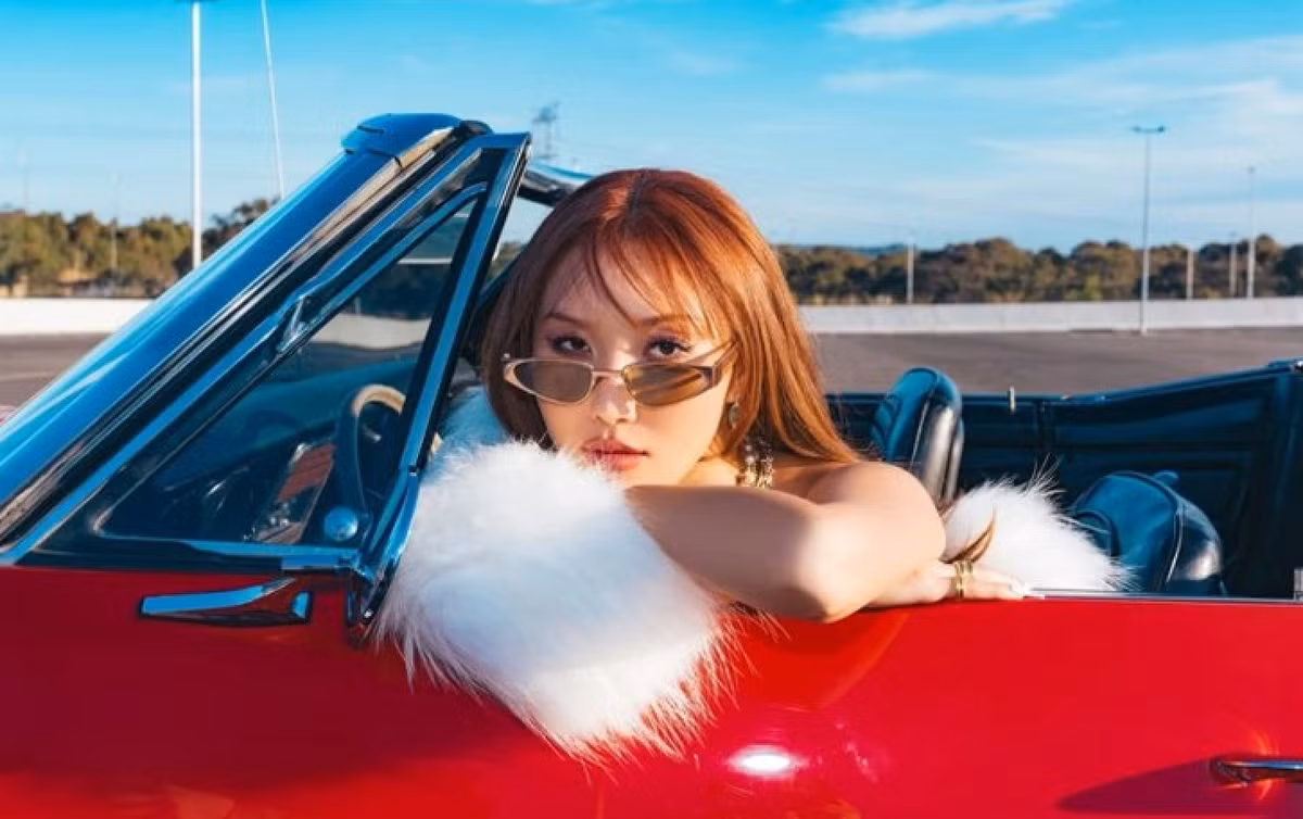 Đồng phục được xem là cách quảng bá, truyền thông hình ảnh của ngôi trường giảng dạy một cách thân thiện. Đồng phục còn mang lại giá trị tinh thần, giảm tình trạng phân biệt giàu nghèo. Từ đó, học sinh trở nên hòa đồng, tạo tính đồng đội, đoàn kết cao hơn. Với ý nghĩa trên, những hành động cố tình sexy hóa đồng phục học sinh đều vấp phải sự phản ứng gay gắt.