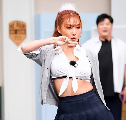 Vậy nhưng, lên đồ không tiết chế khiến Hwasa nhiều lần gây bàn tán, bị cộp mác ăn mặc phản cảm. Gần đây, cô nàng vấp phải nhiều ý kiến chỉ trích khi mặc đồng phục học sinh như “áo ngực”. Được biết, bộ đồ tai tiếng này được Hwasa mặc khi biểu diễn ca khúc “I love my body” trong chương trình Knowing Brothers.