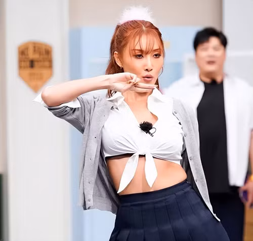 Vậy nhưng, lên đồ không tiết chế khiến Hwasa nhiều lần gây bàn tán, bị cộp mác ăn mặc phản cảm. Gần đây, cô nàng vấp phải nhiều ý kiến chỉ trích khi mặc đồng phục học sinh như “áo ngực”. Được biết, bộ đồ tai tiếng này được Hwasa mặc khi biểu diễn ca khúc “I love my body” trong chương trình Knowing Brothers.