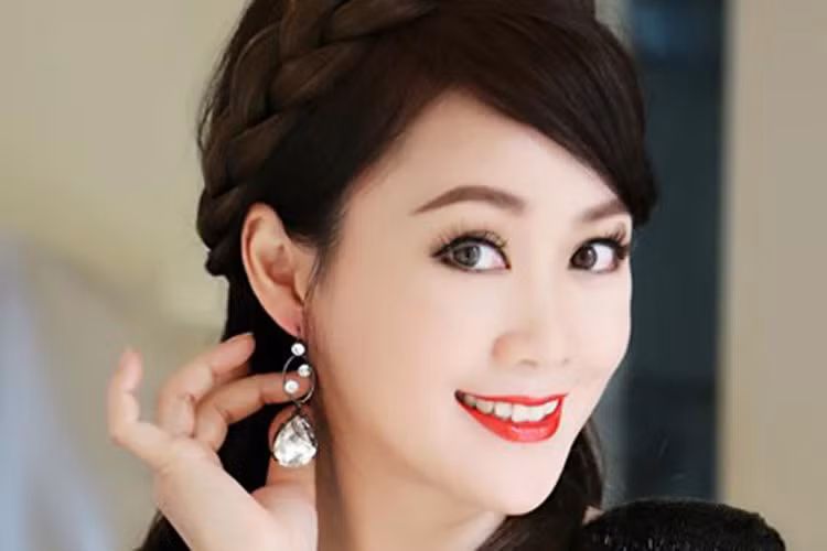 Hiện tại, ở tuổi 47, Lương Tiểu Băng là trụ cột kinh tế chính trong gia đình dù cô không còn tham gia đóng phim nhiều như trước mà cô gần như chuyển sang lĩnh vực sân khấu. Tuy vậy, khán giả vẫn không quên Lương Tiểu Băng từng là một trong những mỹ nhân đẹp và nổi tiếng nhất nhì làng giải trí Hoa ngữ một thời.