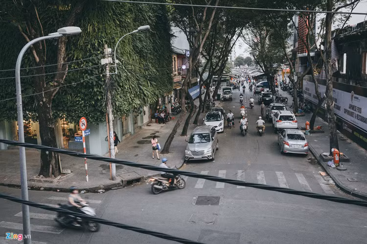 Nằm ngay ngã ba Tôn Thất Thiệp - Tôn Thất Đạm, chung cư cũ có mặt tiền hướng về khu Chợ Cũ, thuận lợi cho việc mua sắm của người dân.