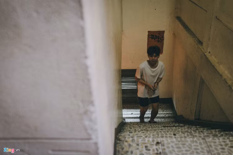 Thời điểm các bạn trẻ bắt đầu đi mua sắm mạnh nhất là buổi chiều tối. Các shop thời trang tại chung cư, ngoài lợi thế là cắt giảm chi phí mặt bằng so với việc thuê ở mặt tiền đường, còn tạo ra cảm giác bí ẩn, thích hợp với tính cách thích khám phá của những người trẻ.