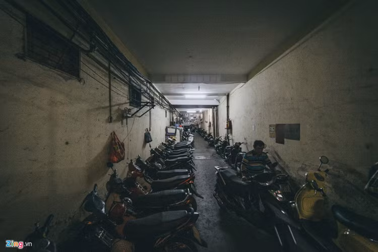 Lối đi ở tầng trệt chung cư được tận dụng làm bãi giữ xe máy với lượng xe rất lớn ra, vào mỗi ngày, bao gồm xe của các hộ dân sinh sống tại đây và xe của khách hàng đến mua sắm.