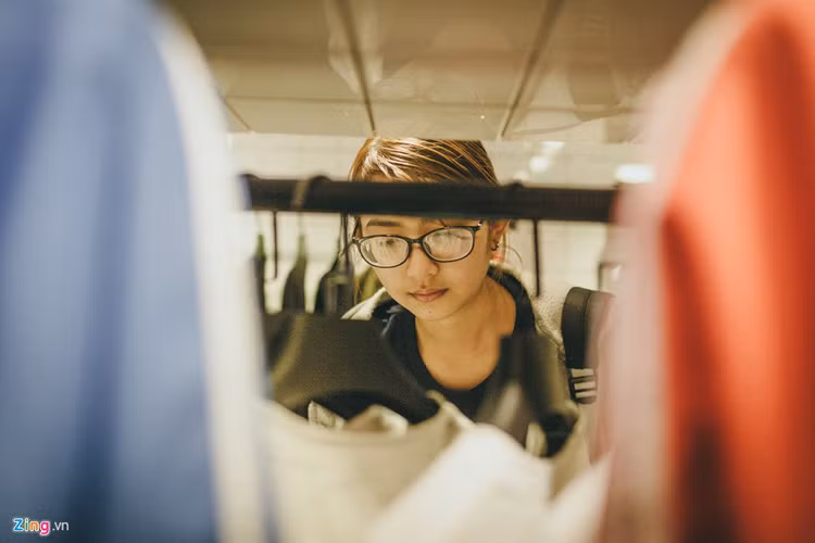 Phương Thị Thư (24 tuổi), giáo viên dạy vẽ, là tín đồ của những cửa hàng tại đây với tần suất mua sắm 3-4 lần/tháng. Bạn cho biết những shop thời trang ở chung cư Tôn Thất Thiệp có nhiều quần áo có chất khá riêng, khó tìm được ở những nơi khác.