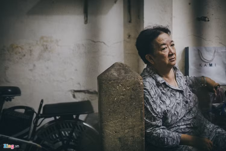 Bà Bùi Hương Cơ (70 tuổi), là người Bắc di cư vào Nam năm 1954, sinh sống ở tầng lầu và làm công việc giữ xe tại đây đã hơn 30 năm. Bà thuê 4 nhân viên làm công việc này, chia làm 2 ca, mỗi ca có 2 người phụ trách.