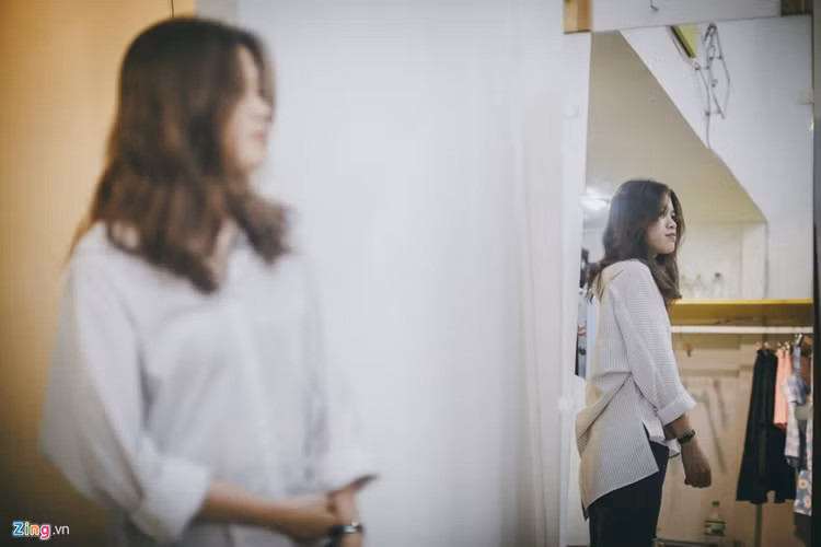 Trong khi đó, shop thời trang nữ, nơi bạn Trịnh Thanh Mai (18 tuổi) làm thêm, đã mở được trên 3 năm. Cô là sinh viên, bán hàng tại đây với mức lương cơ bản 15.000 đồng một giờ.