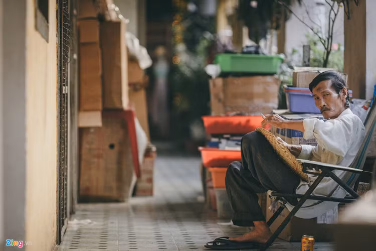 Và bên cạnh các cửa hàng sang trọng, không khó để bắt gặp hình ảnh người dân đang sinh hoạt ngay tại khu hành lang với nhiều thùng hàng, vật dụng.