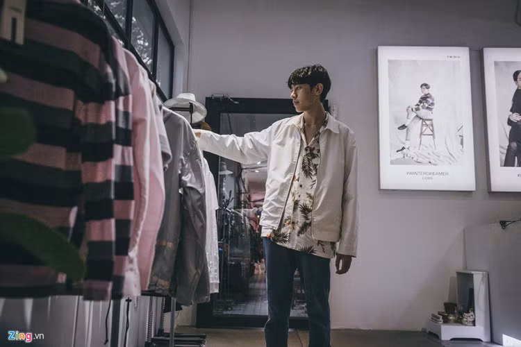 Cách đó không xa, cửa hàng thời trang nam do bạn Từ Duy (23 tuổi) làm quản lý lại mang một phong cách hiện đại, khác hẳn với vẻ ngoài cũ kỹ của chung cư. Duy cho biết shop đã mở được trên một năm, tình hình kinh doanh ổn định và bán tốt nhất là vào buổi đêm.