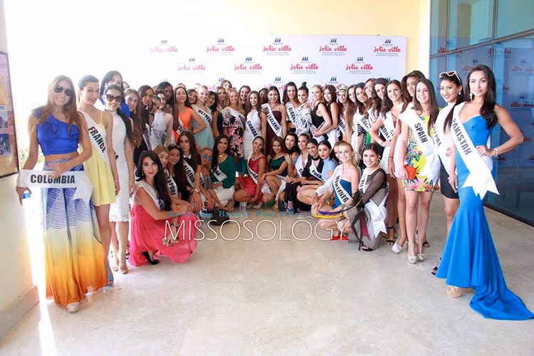 Trong buổi tổng duyệt mới nhất cho chung kết, Nguyễn Thị Thành cùng hơn 60 thí sinh ăn mặc vô cùng lộng lẫy.