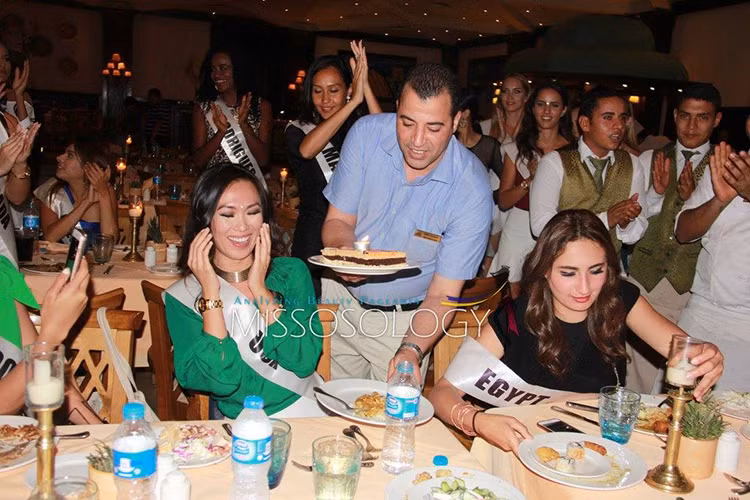 Trong buổi tổng duyệt, Bảo Anh - đại diện Mỹ bất ngờ được ban tổ chức tặng bánh kem nhân dịp sinh nhật.