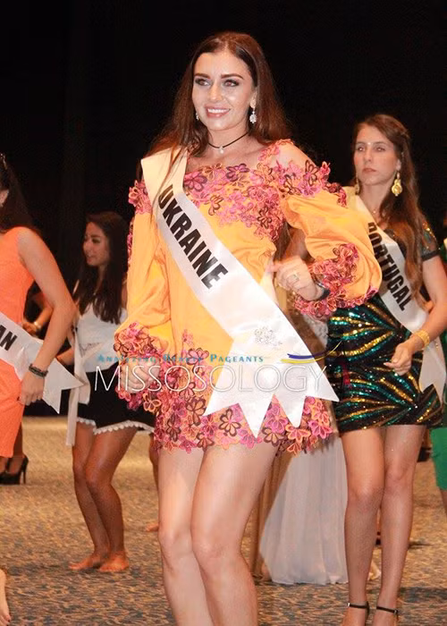 Đại diện Ukraine - Natali Varchenko nổi bật trong buổi tổng duyệt cho chung kết Hoa hậu Môi trường Quốc tế 2017.