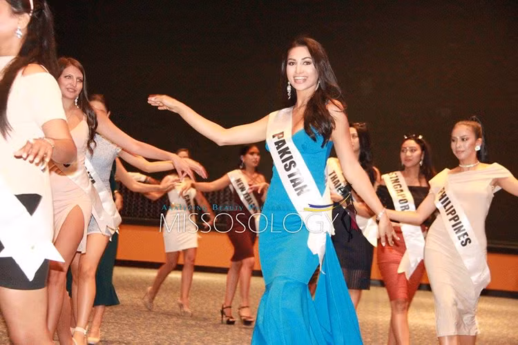 Trong chung kết, sau phần trình diễn trang phục dân tộc, các thí sinh sẽ trải qua phần thi trình diễn trang phục dạ hội.