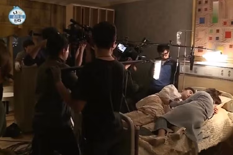 Sau khi xem bức ảnh hậu trường, nhiều khán giả đã dành lời khen ngợi cho cặp diễn viên chính vì đóng quá xuất sắc dù bên cạnh có cả tổ ekip đang chĩa máy quay vào mặt.