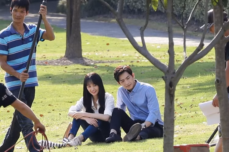 Trên phim trường, hai diễn viên 9X được nhận xét là người vui tính, thân thiện.