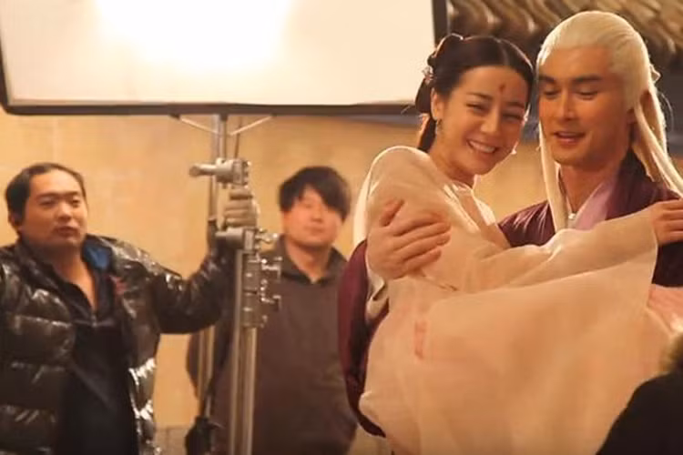 …. nhưng thực tế là anh chàng kêu mỏi lưng vì phải quay đi quay lại cảnh bế cô nàng Phượng Cửu.