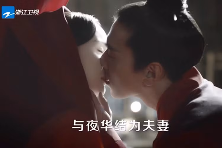 Cảnh hôn lãng mạn trong đêm động phòng của Bạch Thiển (Dương Mịch) và Dạ Hoa (Triệu Hựu Đình) trên phim.