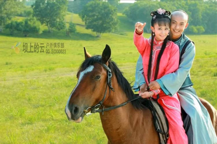 Cảnh Tiểu Yến Tử (Lý Thạnh) và Ngũ A Ka (Trương Duệ) trong “Hoàn Châu Cách Cách” 2013 cưỡi ngựa trên cánh đồng cỏ rộng lớn là một trong những cảnh phim lãng mạn nhất của Quỳnh Dao.