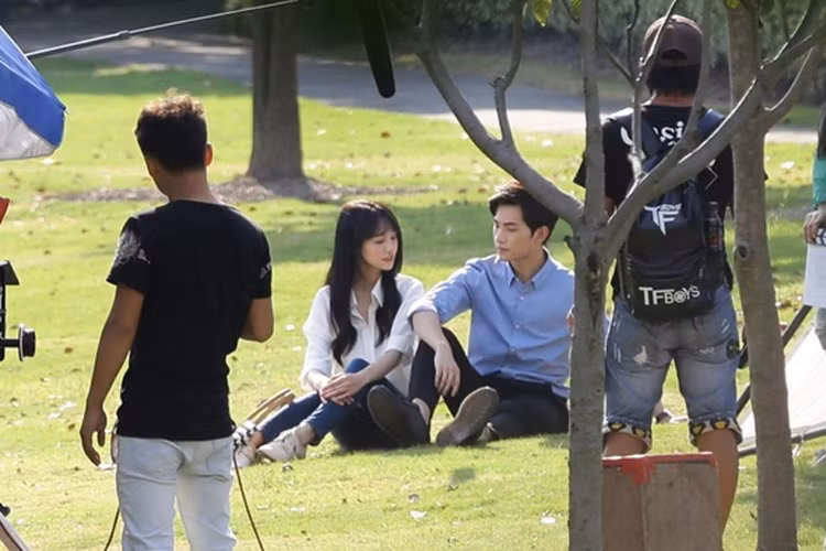 Sự thật là có cả hàng chục nhân viên trong đoàn phim cùng xem hai người…. tâm sự.