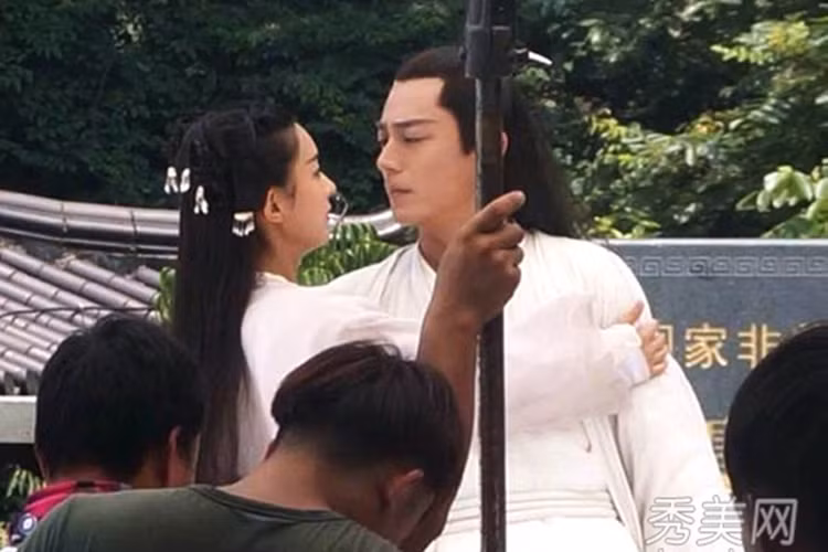 Hoắc Kiến Hoa và Triệu Lệ Dĩnh nhìn nhau đắm đuối trước mặt các nhân viên hậu trường phim.