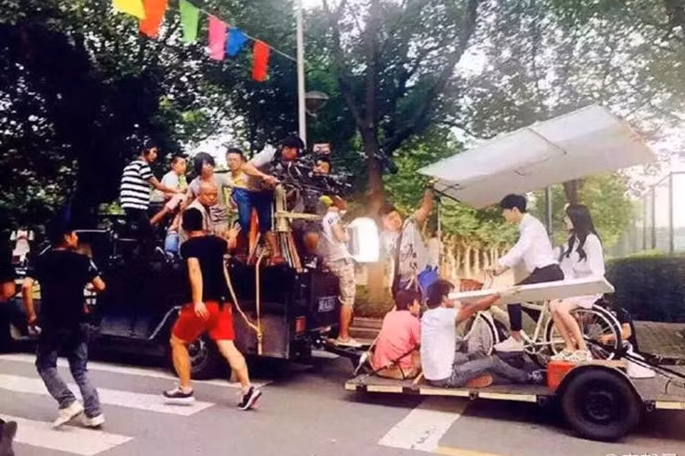 Thế nhưng, hậu trường phim, sự thật cảnh mộng mơ này là Dương Dương chẳng cần đạp xe mà anh và đồng nghiệp chỉ việc ngồi lên và diễn, mọi việc đã có tổ hậu trường lo.