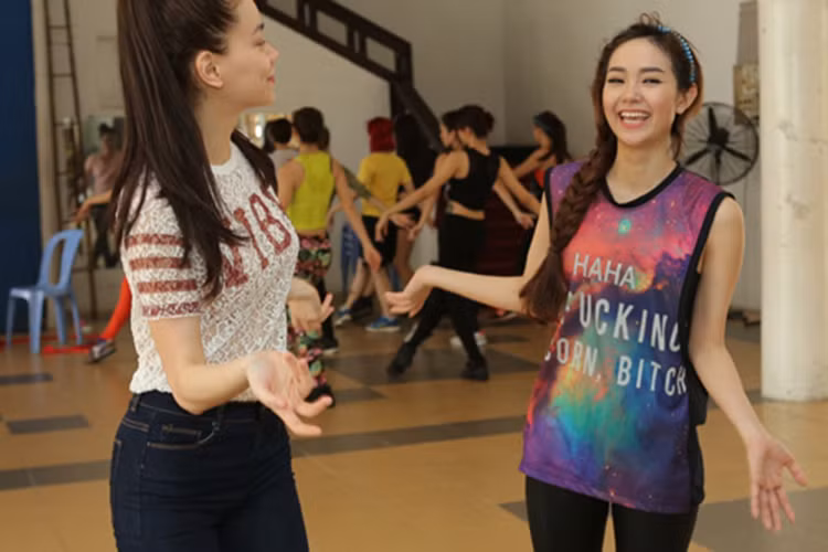 Trước lùm xùm về vị trí huấn luyện viên, Hồ Ngọc Hà - Minh Hằng từng kết hợp ăn ý trong MV, trên sân khấu ca nhạc, trên ghế nóng cũng như thân thiết tại sự kiện giải trí…Ảnh: Khám phá