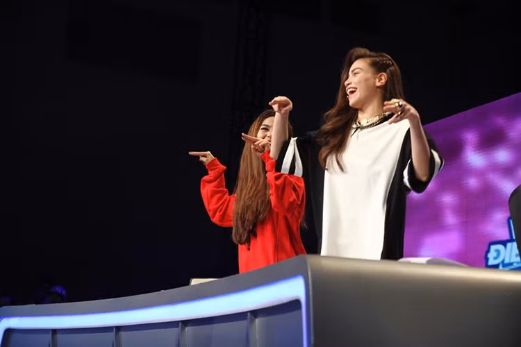 “Nữ hoàng giải trí” và đàn em từng cùng làm giám khảo một liveshow của chương trình Vũ điệu đam mê năm 2013. Ảnh: Zing