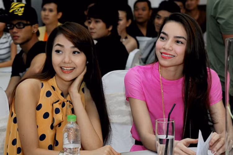 Hình ảnh Minh Hằng hội ngộ Hồ Ngọc Hà tại một sự kiện vào năm 2012. Ảnh: Vnmedia