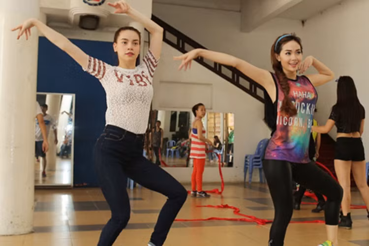 Minh Hằng và Hà Hồ từng quay chung MV “Ngày Tết quê em” (2012), hát “Như hoa mùa xuân” ở nhạc hội Hương sắc Tết Việt (2014). Ảnh: Khám phá