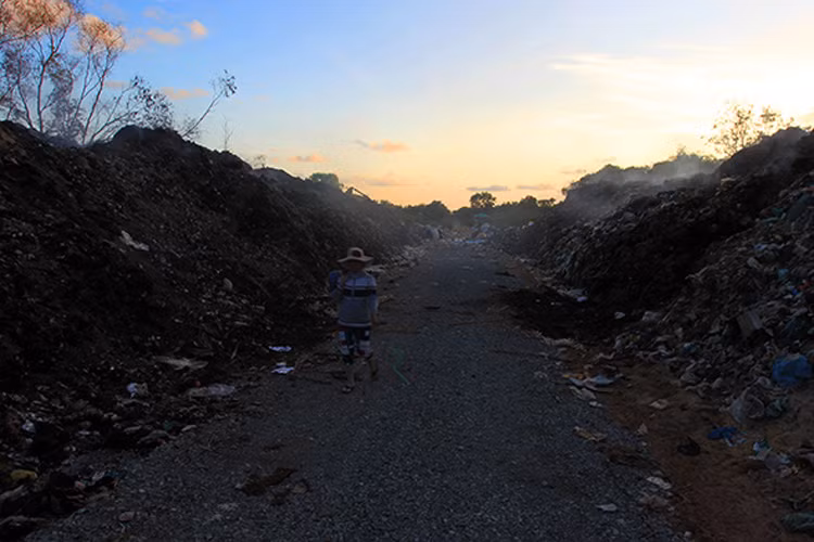 Anh: Nhat nhanh tung mieng com tren “dao rac” o dao ngoc Phu Quoc