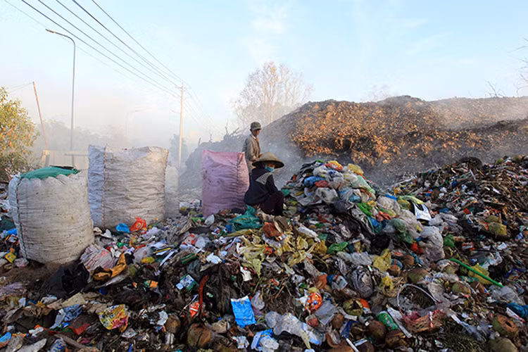 Trước bãi rác “khổng lồ” đang cao lên từng ngày, con người bỗng trở bên nhỏ bé.