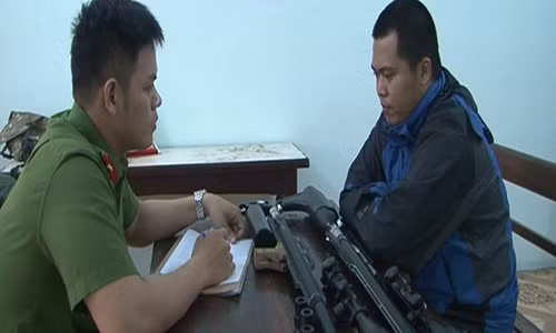 Thanh nien 9X mua ban sung tu che qua mang Facebook